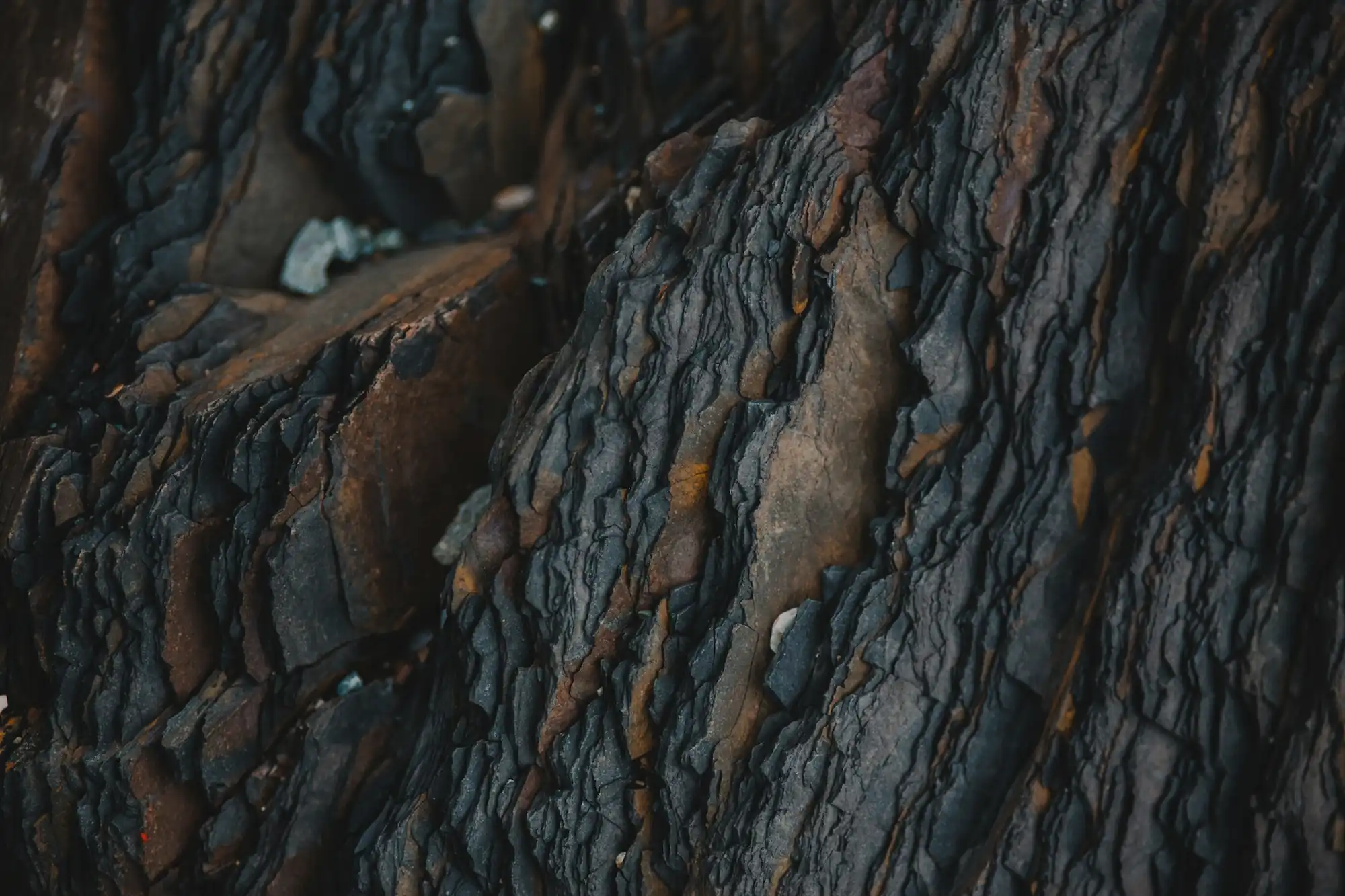 Nahaufnahme des schwarzen Schiefers zur Veredelung von stonearts® Akustikpaneele.